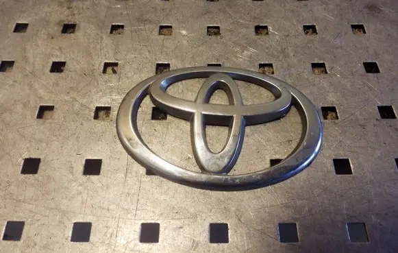 Toyota RAV 4 (XA20) Manufacturer badge logo/emblem 753111E010