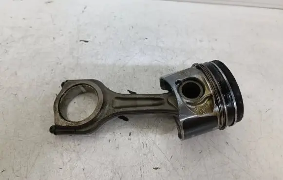Peugeot 208 Piston with connecting rod