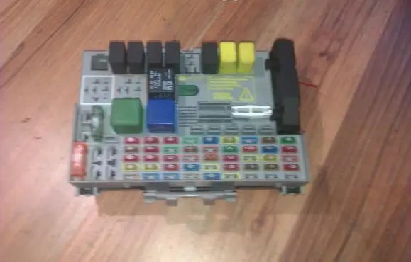 Opel Zafira A Fuse box set 24412497