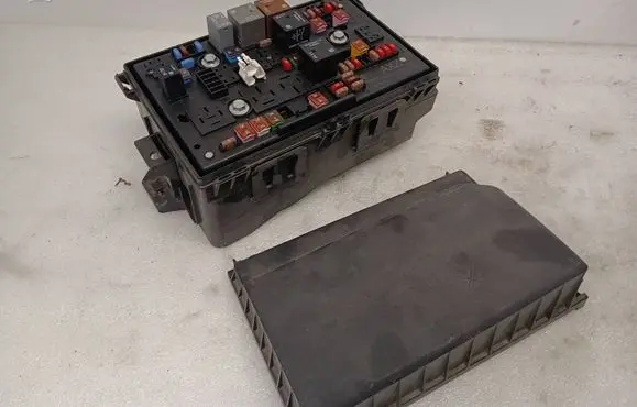 Chevrolet Volt I Fuse box set 22832344 1110166AB 20155