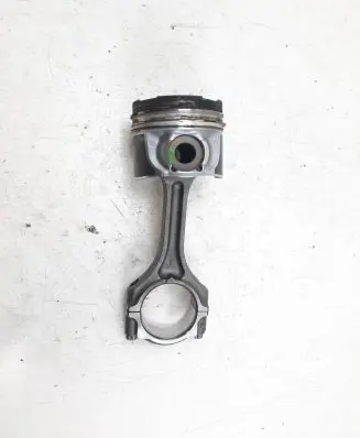 Mitsubishi Outlander Piston with connecting rod
