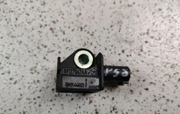 Chrysler Town & Country V Airbag deployment crash/impact sensor 6810137947AA
