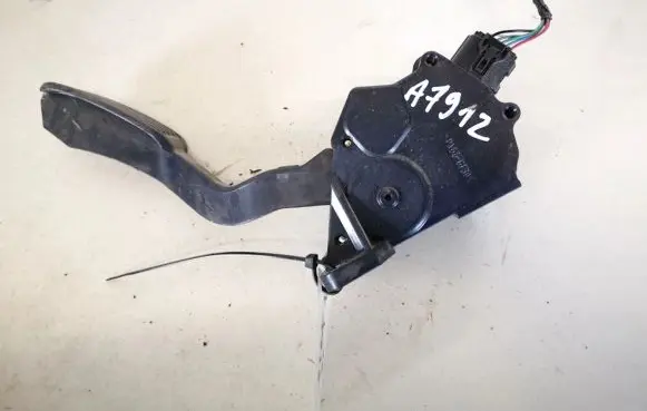 Toyota Urban Cruiser (XP110) Accelerator throttle pedal 7811052020 78110-52020