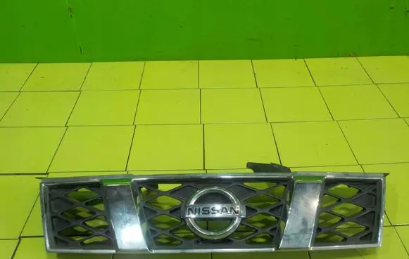 Nissan X-Trail T31 Front bumper upper radiator grill 