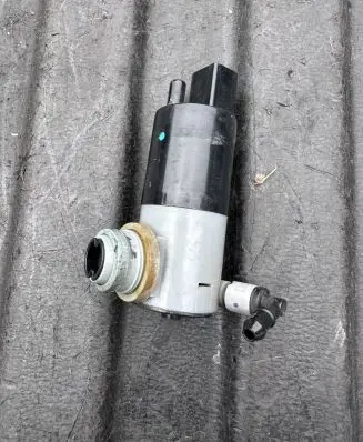 Volvo S90, V90 Windscreen/windshield washer pump 31364093 1705160601 1025595