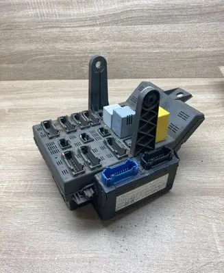 Renault Laguna I Fuse module 7700421261A 73847257C