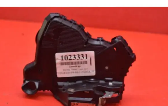 Toyota Avensis Verso Front door lock A046693