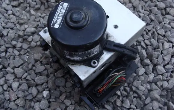 Skoda Octavia Mk1 (1U) ABS Pump 1J0614217E 1J0907379Q