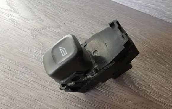 Volvo V70 Electric window control switch 9472275 02W284