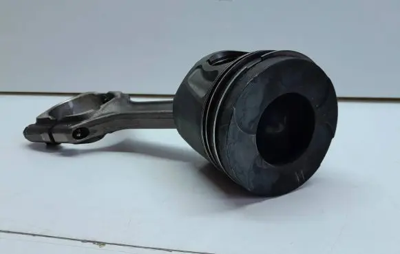 Toyota Avensis T270 Piston with connecting rod 5574806