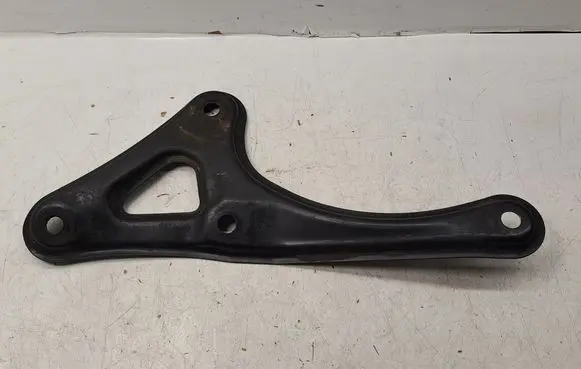 Engine mounting bracket