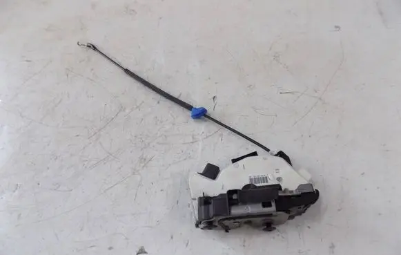 Volkswagen Scirocco Front door lock 5N1837016N