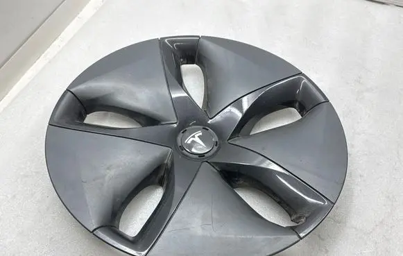 Tesla Model 3 R17 wheel hub/cap/trim 104423199B