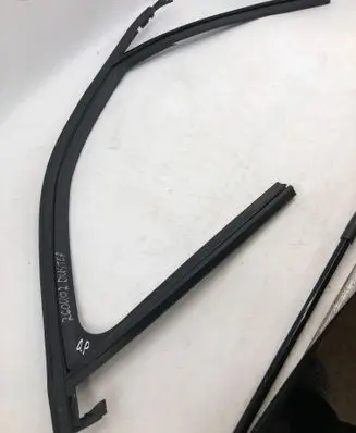 Dacia Duster III Rubber seal front door window/glass