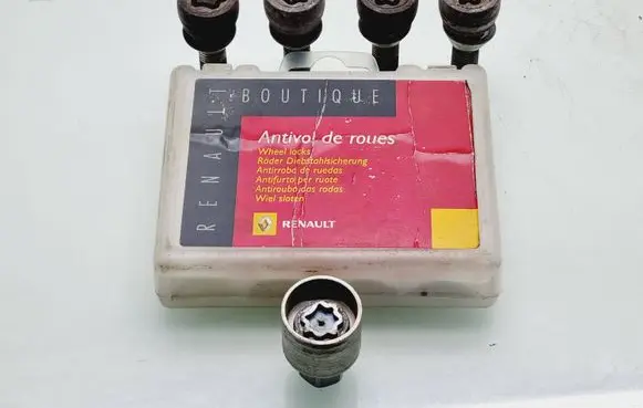 Renault Megane III Anti-theft wheel nuts and lock 