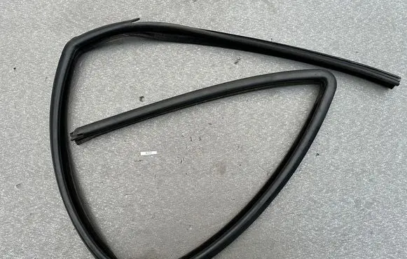 Jeep Cherokee XJ Rubber seal front door window/glass 55175353AC