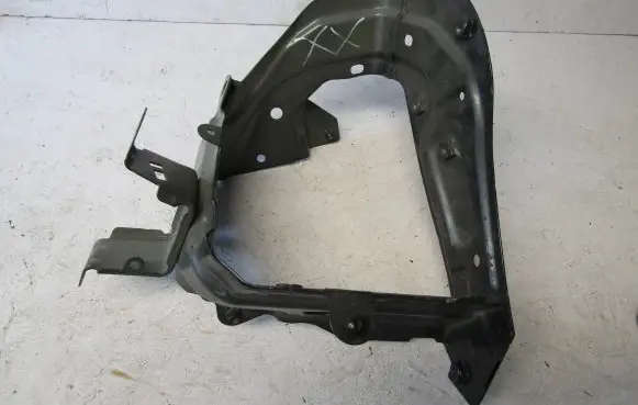 Audi Q7 4M Fender mounting bracket 4M0821162B