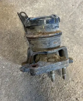 Toyota Avensis T220 Engine mount bracket