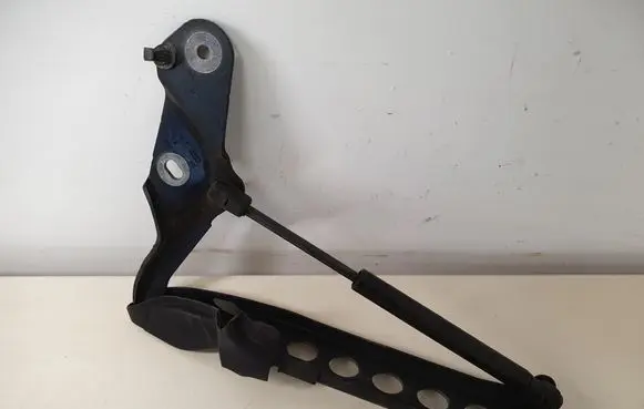 Engine bonnet/hood hinges