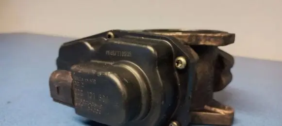 Volkswagen Touran I Throttle valve 03G131501