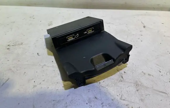 Mercedes-Benz CLA C117 X117 W117 USB socket connector A1728202100 00096347 3008916