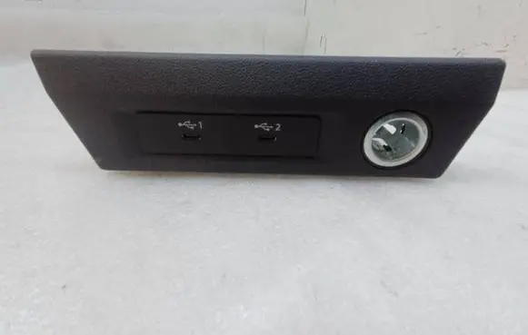 Audi A1 USB socket connector 82B863617 1074100001