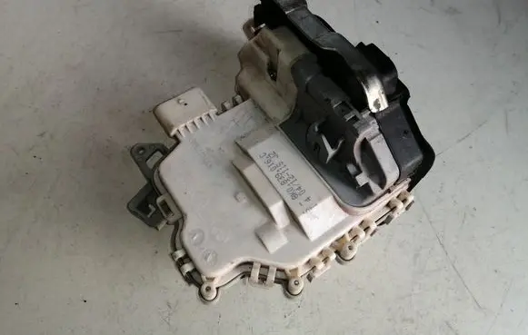Audi A4 S4 B8 8K Rear door lock 8K0839016C