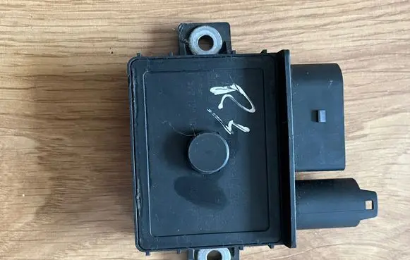 BMW 3 E90 E91 Glow plug pre-heat relay 7786821
