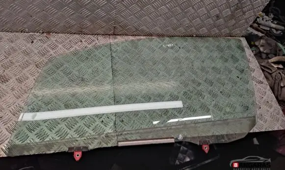 Toyota Yaris Front door window/glass (coupe) 