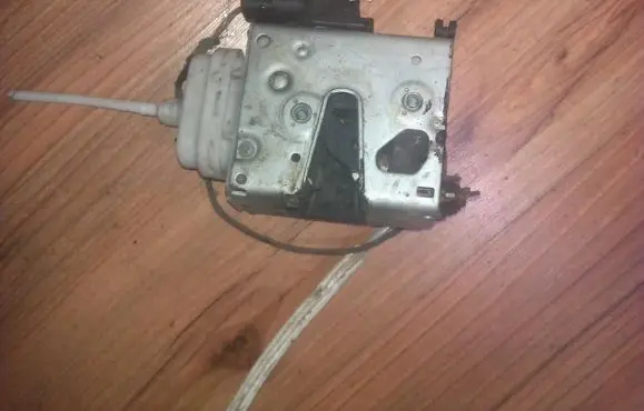 Audi A4 S4 B5 8D Front door lock 8D2837016F