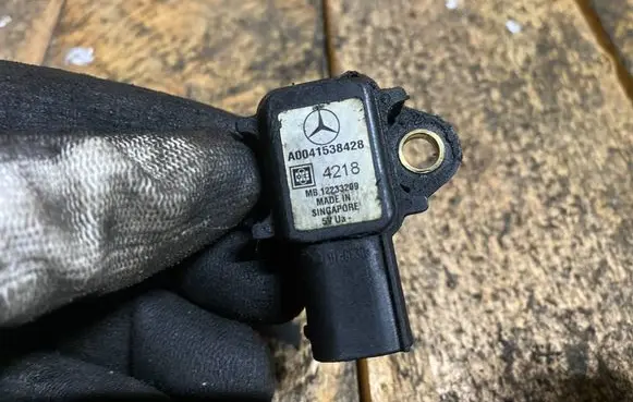 Mercedes-Benz E W211 Mass air flow meter A0041538428 0041538428