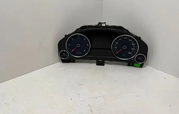 Volkswagen Touareg II Speedometer (instrument cluster) 7P6920882T