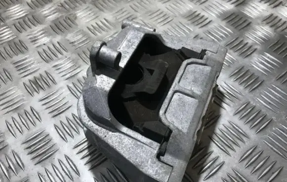 Volkswagen Golf V Engine mount bracket 1k0199262au