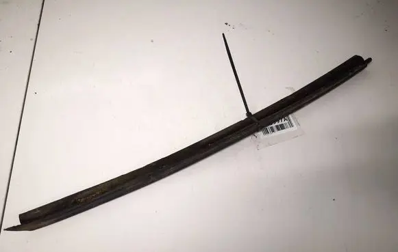 Volkswagen PASSAT B3 Rear door glass trim molding 