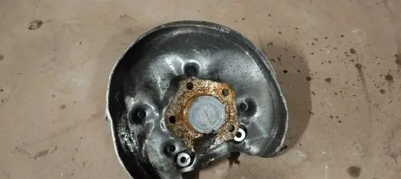 Rear wheel hub