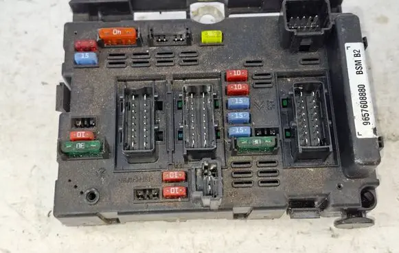 Peugeot 206 Fuse module 9657608880 86214343