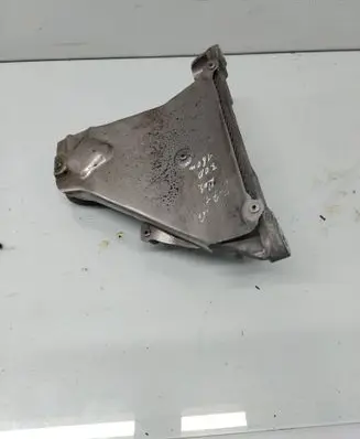 Engine mounting bracket
