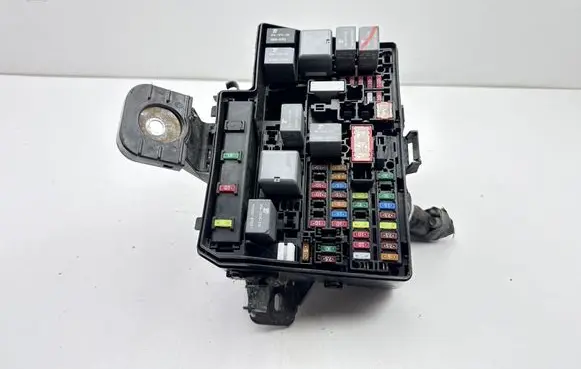 Toyota Yaris Fuse box set 821110U031