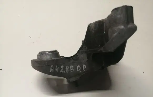 Audi A4 S4 B5 8D Engine mounting bracket 8D0193352H