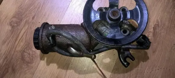 Toyota Yaris Power steering pump
