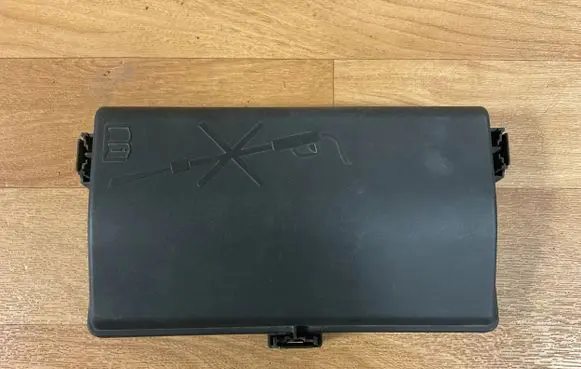 Opel Insignia A Fuse box cover 13222784