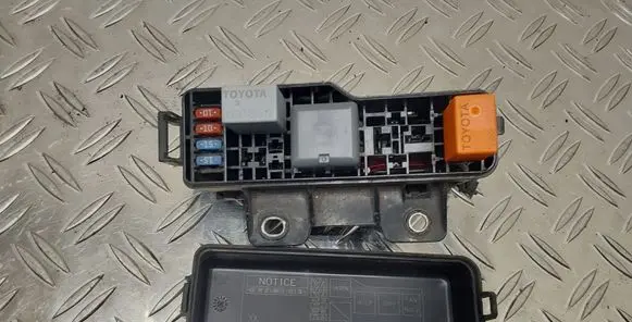 Toyota Corolla Verso AR10 Fuse box set
