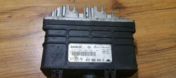 Volkswagen Golf III Engine control unit/module 0261203304 0261203305