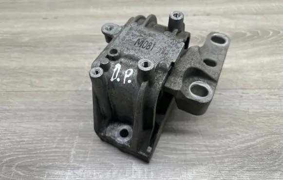 Volkswagen PASSAT CC Engine mount bracket 1K0199262