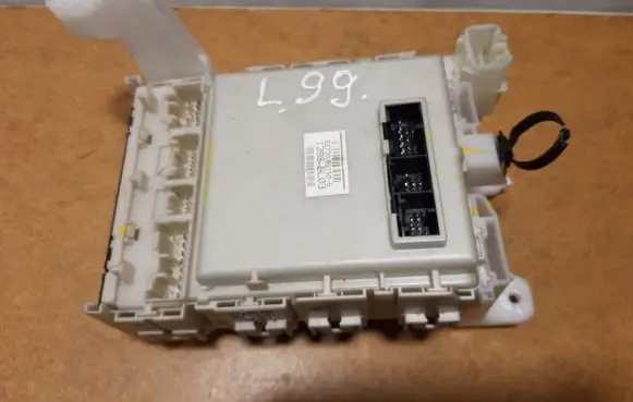 Toyota Avensis T270 Fuse module 8273005150B