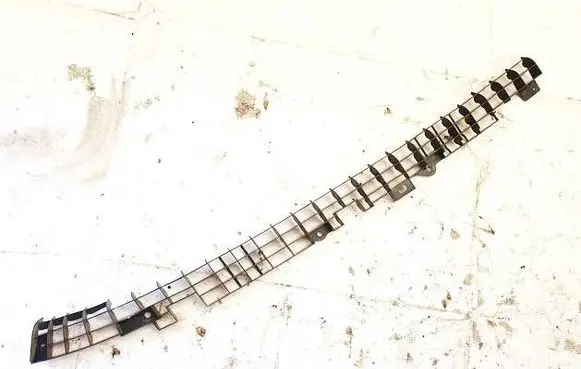 Toyota Avensis T220 Front bumper lower grill 11744