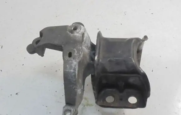Renault Clio III Engine mounting bracket 8200410267