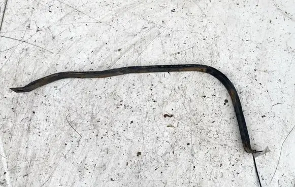 Fuel tank mounting bracket