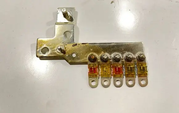 Audi Q7 4L Battery relay fuse 