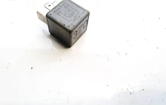 Volkswagen PASSAT B5.5 Other relay 8D0951253A v23134-j52-x300